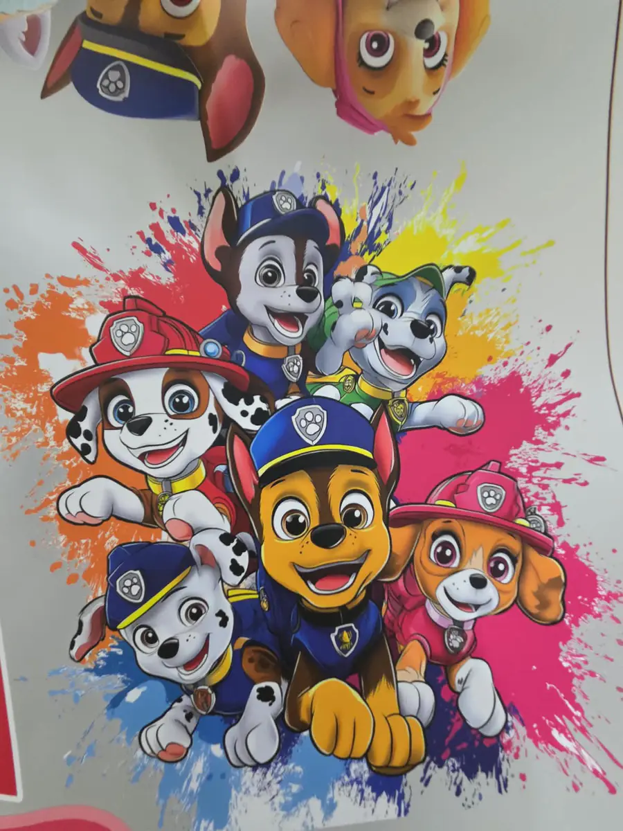 Detalle de un paño DTF impreso con ilustraciones a todo color